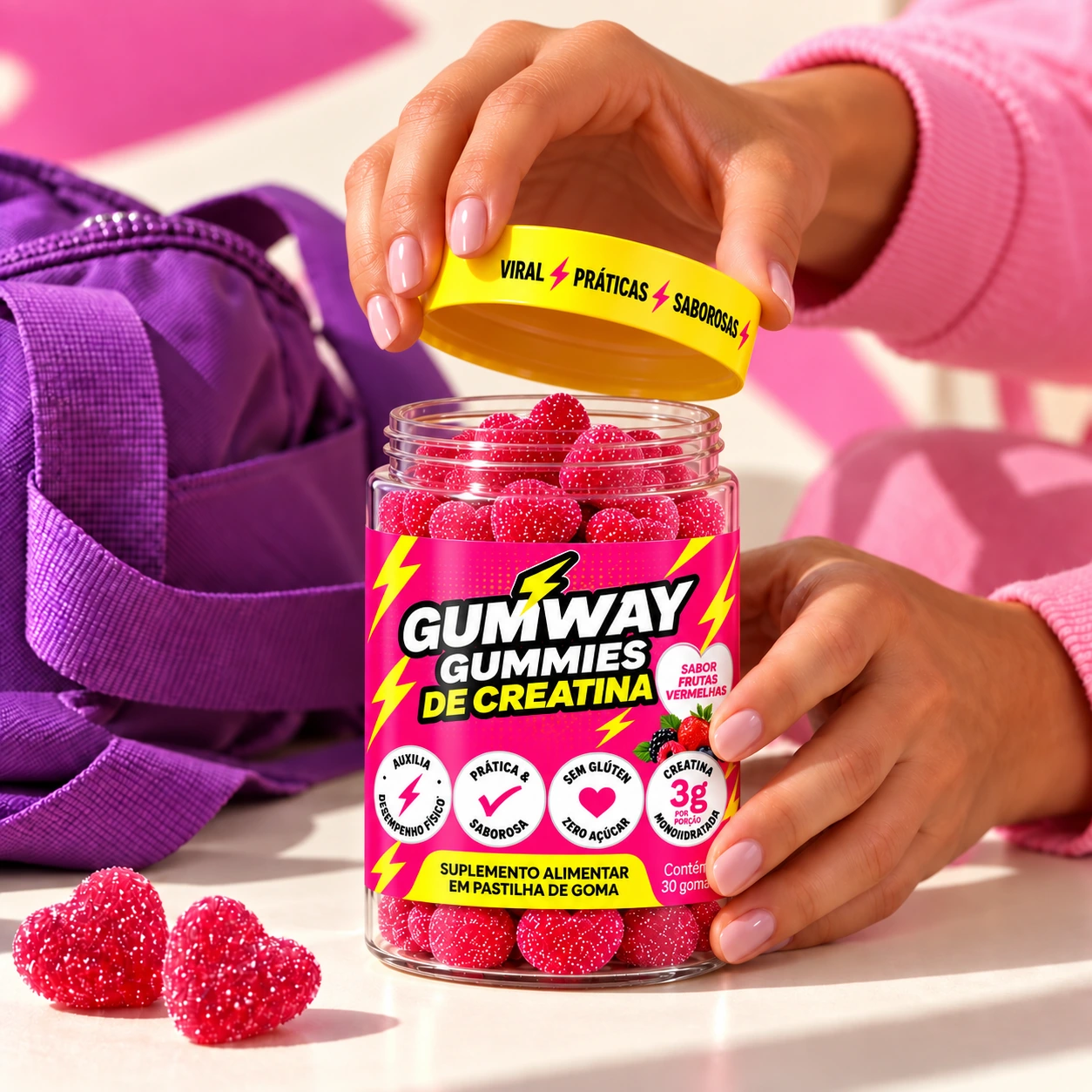 Mãos abrindo o pote Gumway Frutas Vermelhas ao lado da bolsa de academia