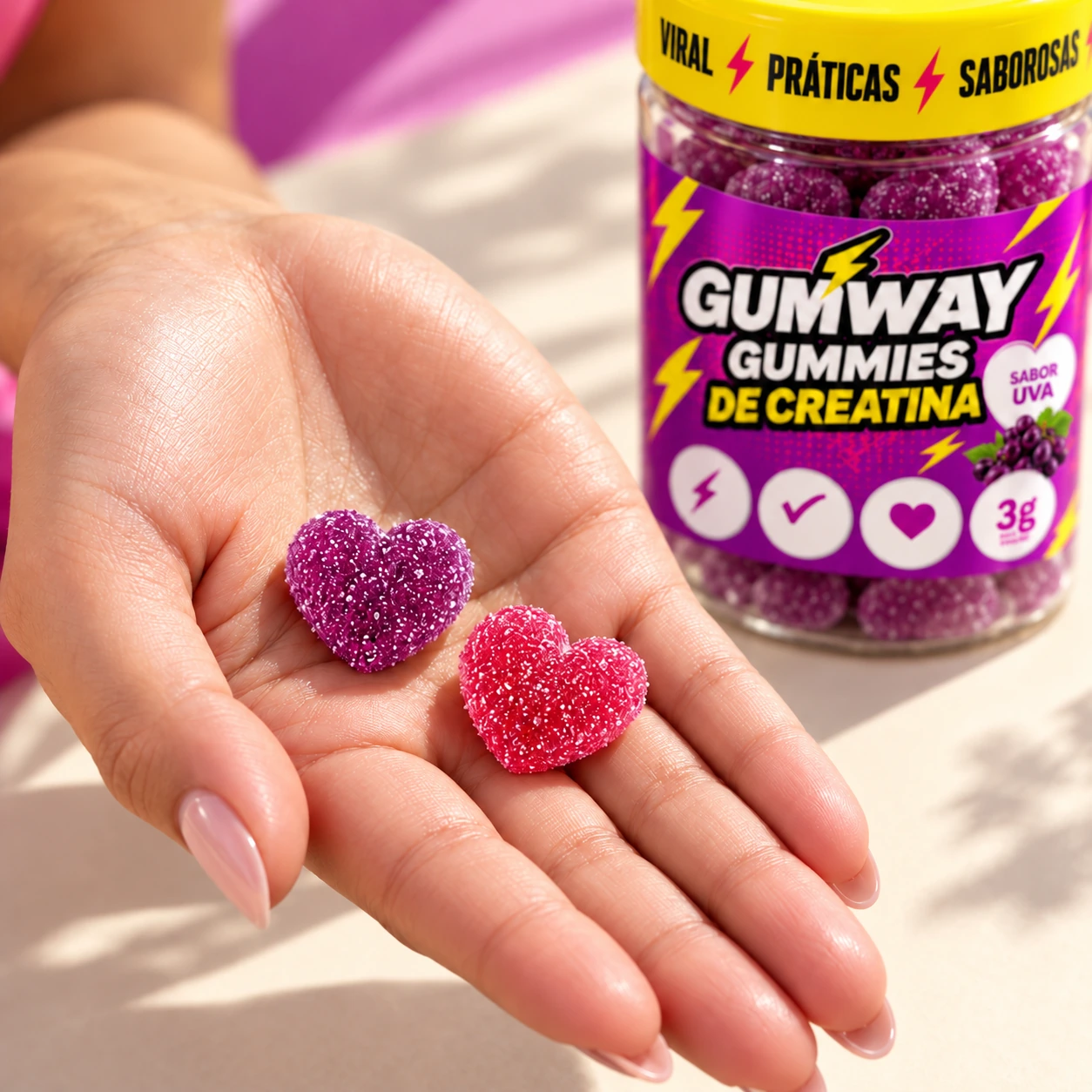 Duas gomas de coração, uma roxa e uma rosa, na palma da mão